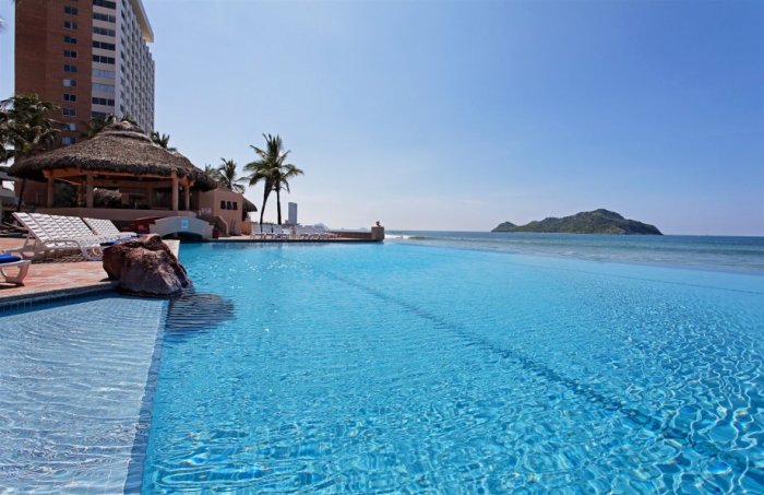 Alberca infinita y vista al mar