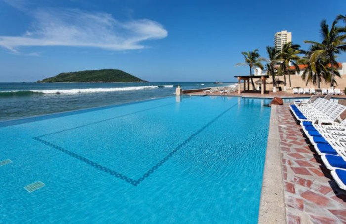 Camastros, alberca infinita y vista al mar